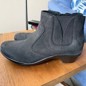 Aravon black booties size 9.5